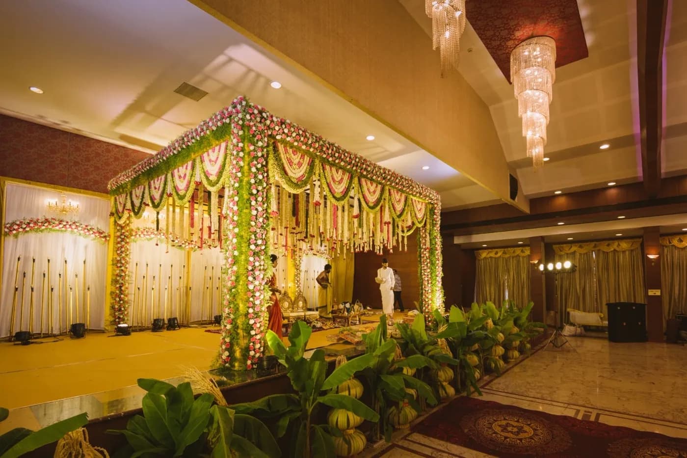 Grand ballroom mandap in gold and ivory